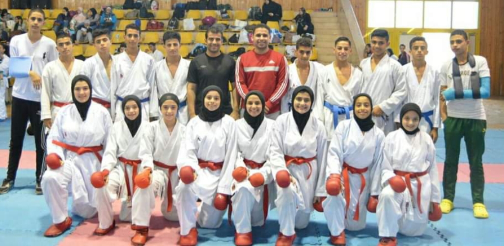 مدرب الكراتيه مع اللاعبين مدرب الكراتيه مع اللاعبين