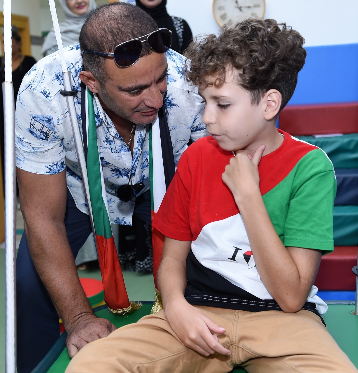 احمد السقا مع احد الاطفال من ذوى الهمم