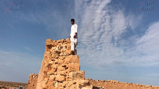 احد-الاحفاد-فوق-اطلال-مر-بها-اجداده