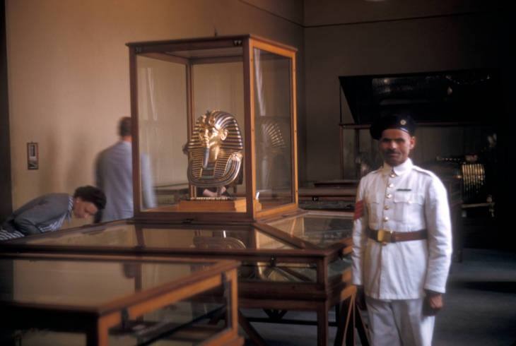 قاعة عرض مجموعة توت عنخ أمون بالمتحف المصري فى الخمسينيات