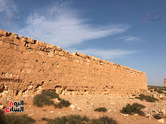 الاسوار-وسط-الصحراء