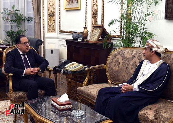 رئيس الوزراء يلتقى سفير سلطنة عمان فى القاهرة (4)