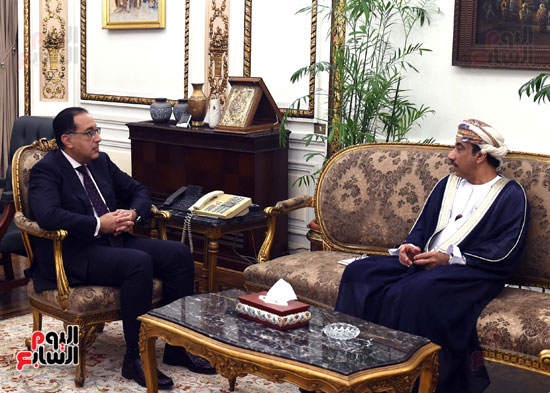 رئيس الوزراء يلتقى سفير سلطنة عمان فى القاهرة (3)