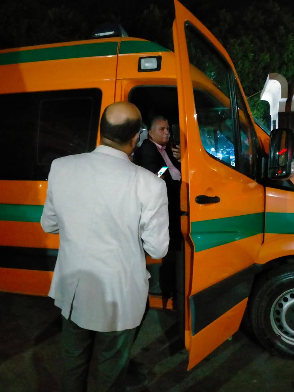 الدكتور حسن محروس مدير إدارة الطب العلاجى يتابع وصول المصابين  (1)