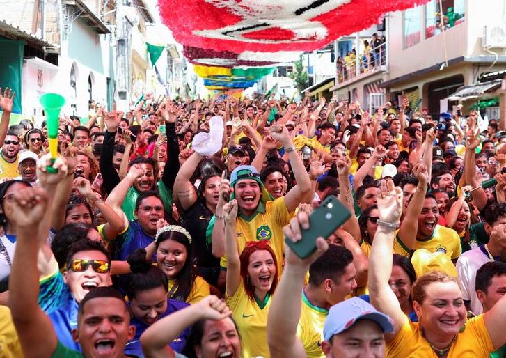 رد فعل المشجعين البرازيليين وهم يشاهدون مباراة كأس العالم بين البرازيل وسويسرا في حي ألفورادا ، في ماناوس