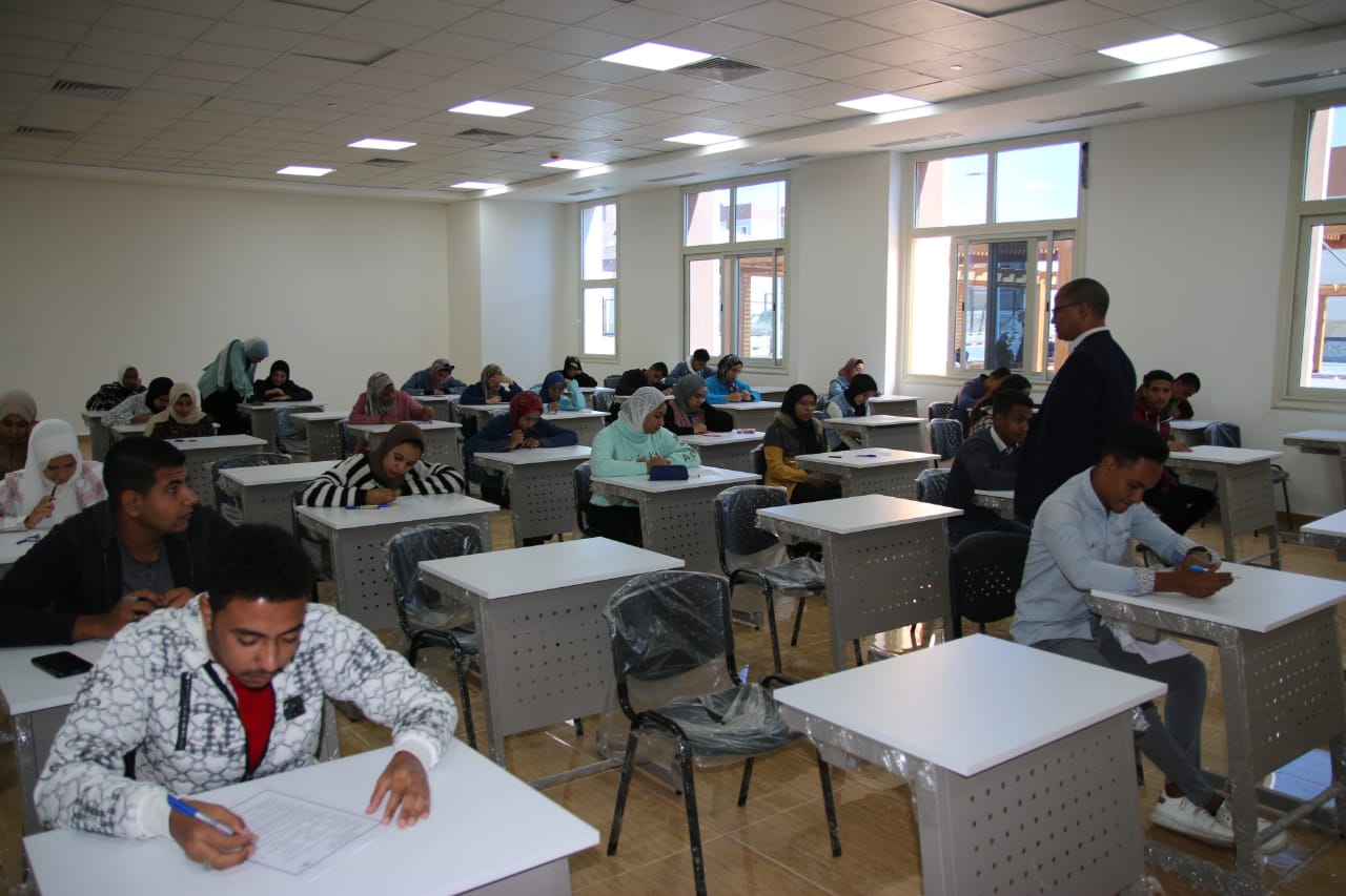 الطلاب يواصلون أداء امتحانات الميد تيرم بجامعة طيبة التكنولوجية