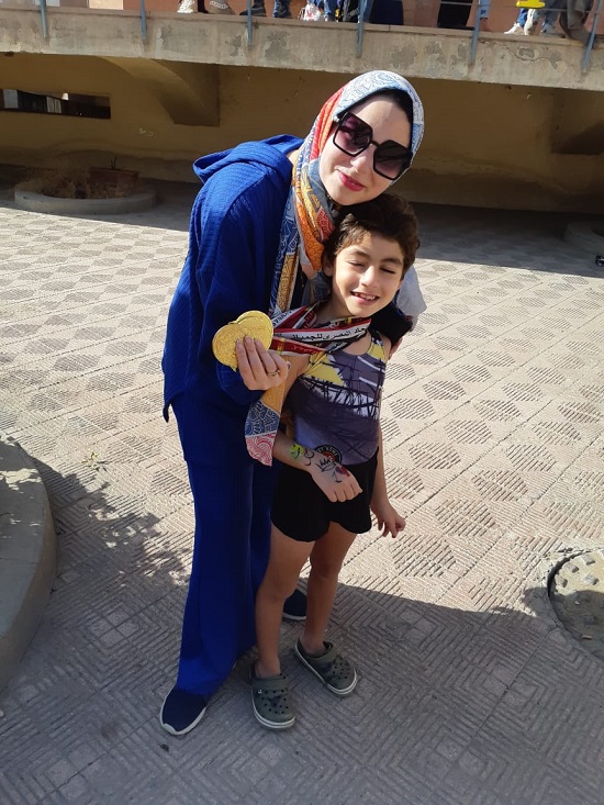 محمد عمر مع والدته