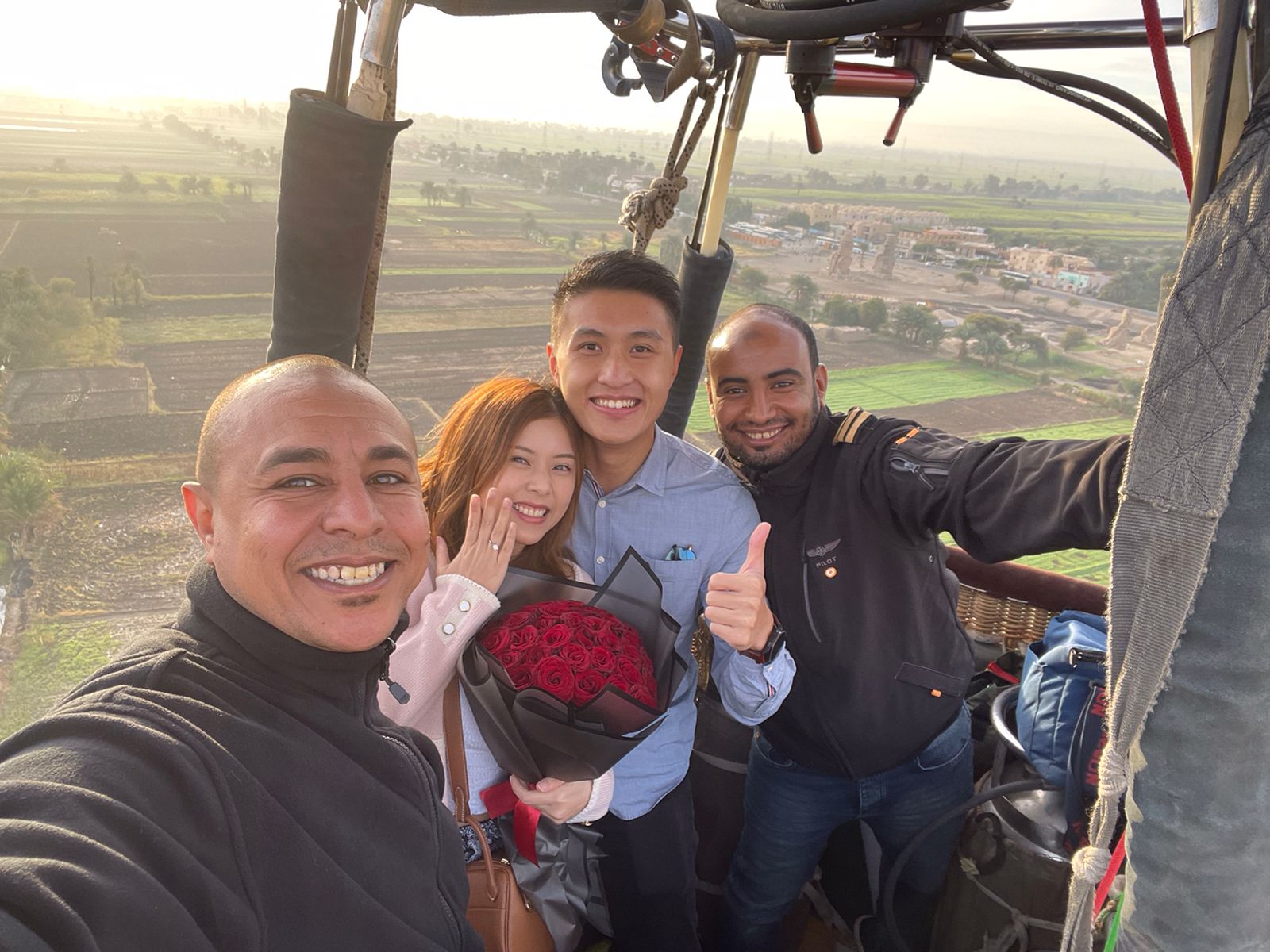 صيني يتقدم للزواج من صديقته على متن رحلة بالون غرب الأقصر