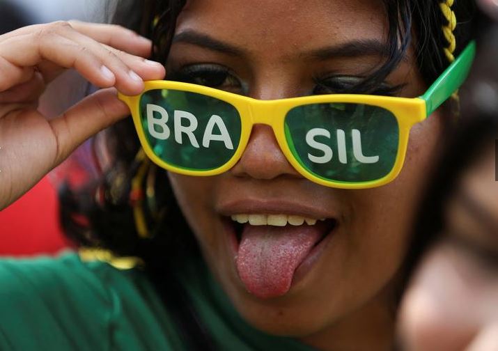 رد فعل مشجع برازيلي أثناء مشاهدة مباراة كأس العالم بين البرازيل وسويسرا في حي ألفورادا ، في ماناوس ، البرازيل