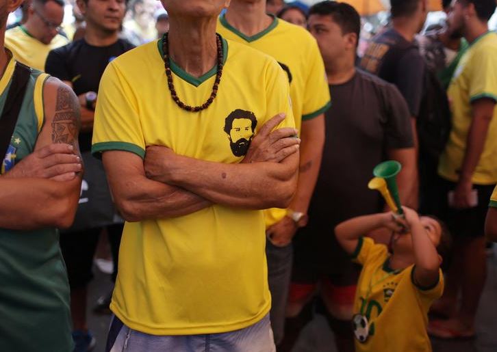 المشجعون البرازيليون يشاهدون مباراة كأس العالم بين البرازيل وصربيا في حي روسينا الفقير في ريو دي جانيرو بالبرازيل