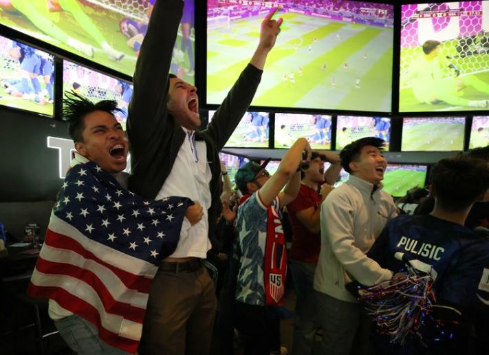 احتفل مشجعو الولايات المتحدة ، الذين يشاهدون المباراة على شاشة التلفزيون ، بهدفهم الأول الذي سجله كريستيان بوليسيتش ضد إيران خلال كأس العالم
