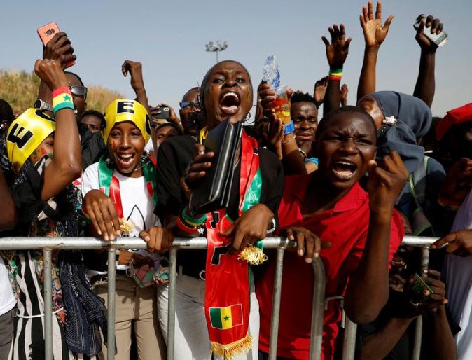 مشجعو السنغال يحتفلون في داكار بالسنغال بينما يشاهدون مباراة الإكوادور