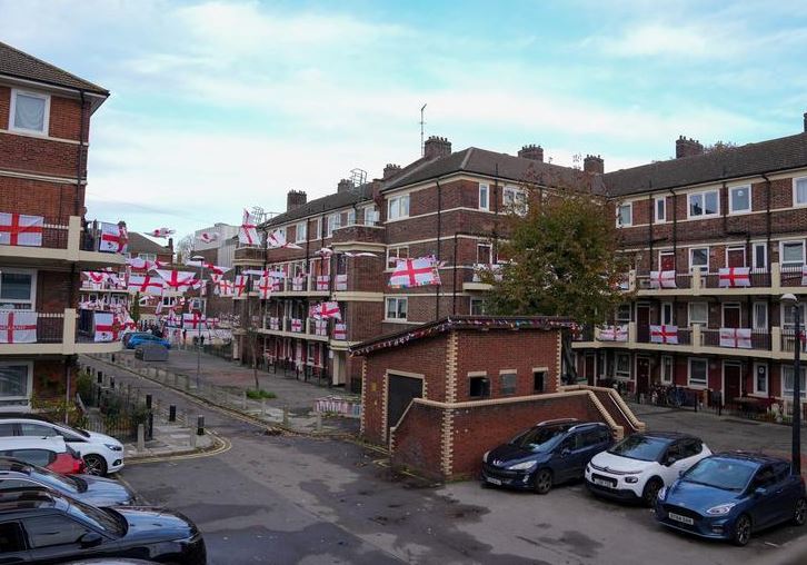 مشجعو إنجلترا يستعدون في منزل كيربي قبل كأس العالم 2022 في لندن ، بريطانيا