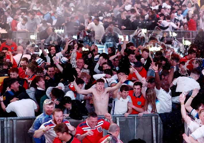 يحتفل مشجعو إنجلترا في بوكس ​​بارك ويمبلي بعد أن سجل ماركوس راشفورد هدفهم الأول ضد ويلز ، في لندن ، بريطانيا