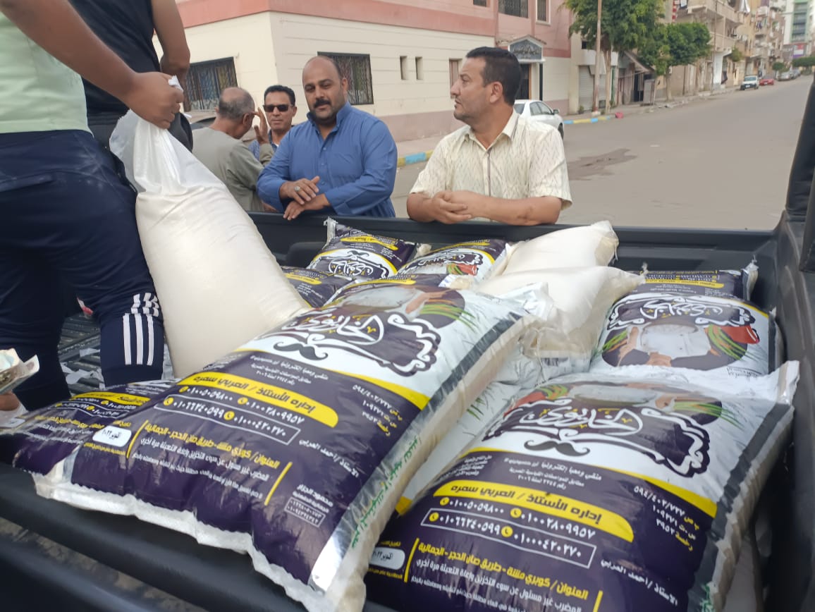 الدفع بسيارتين لبيع الأرز  (6)