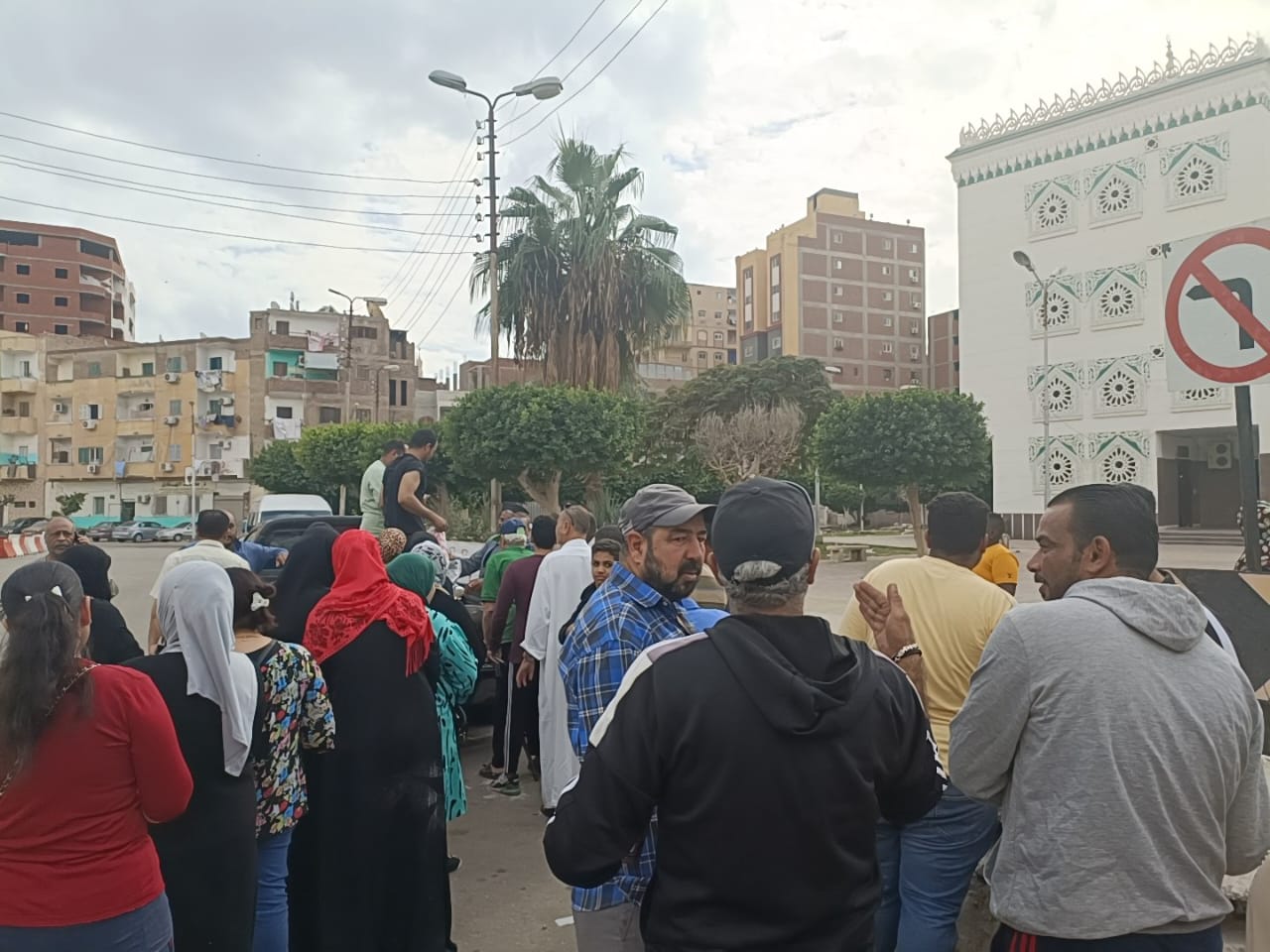 الدفع بسيارتين لبيع الأرز  (1)