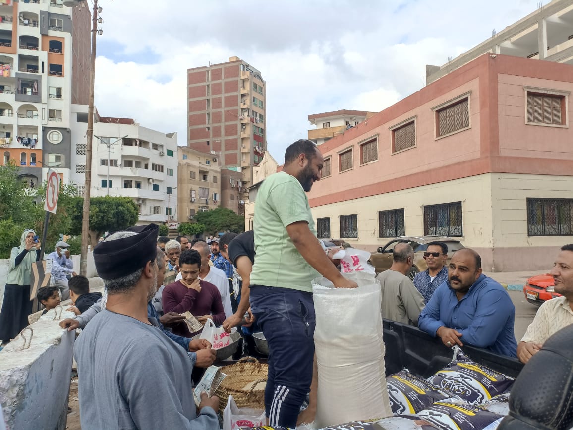 الدفع بسيارتين لبيع الأرز  (8)