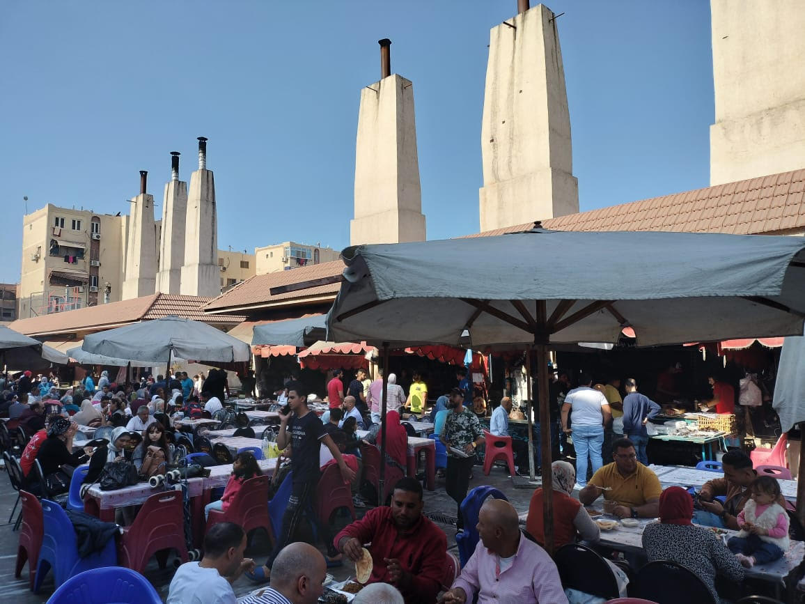 زوار بورسعيد وإقبال على سوق الأسماك بحى العرب