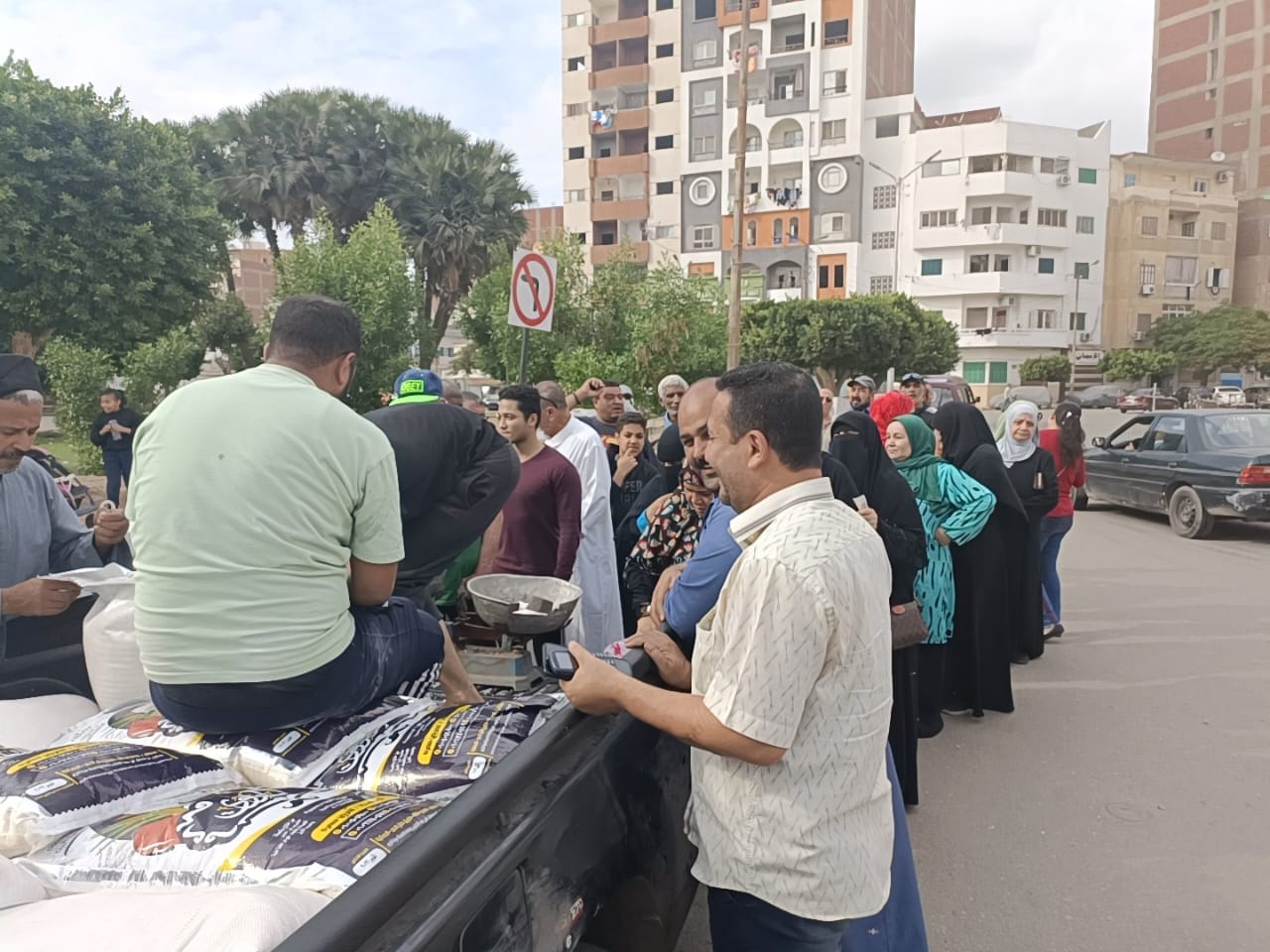 الدفع بسيارتين لبيع الأرز  (3)