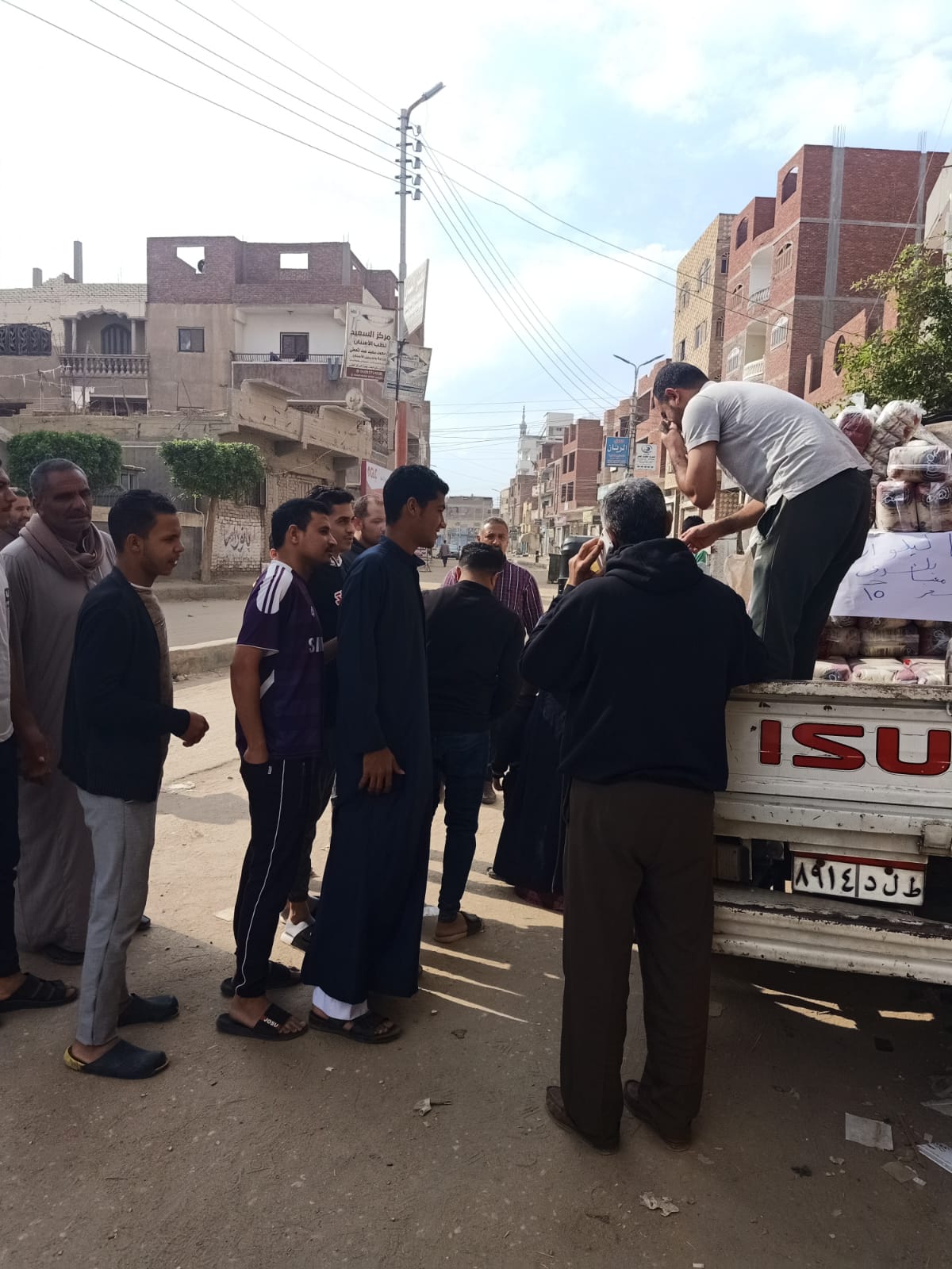 الدفع بسيارتين لبيع الأرز  (4)