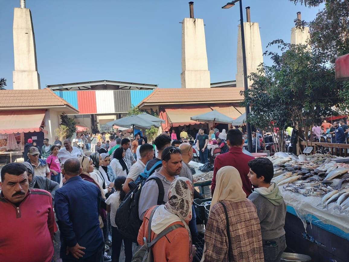 جانب من توافد زوار بورسعيد على سوق الأسماك