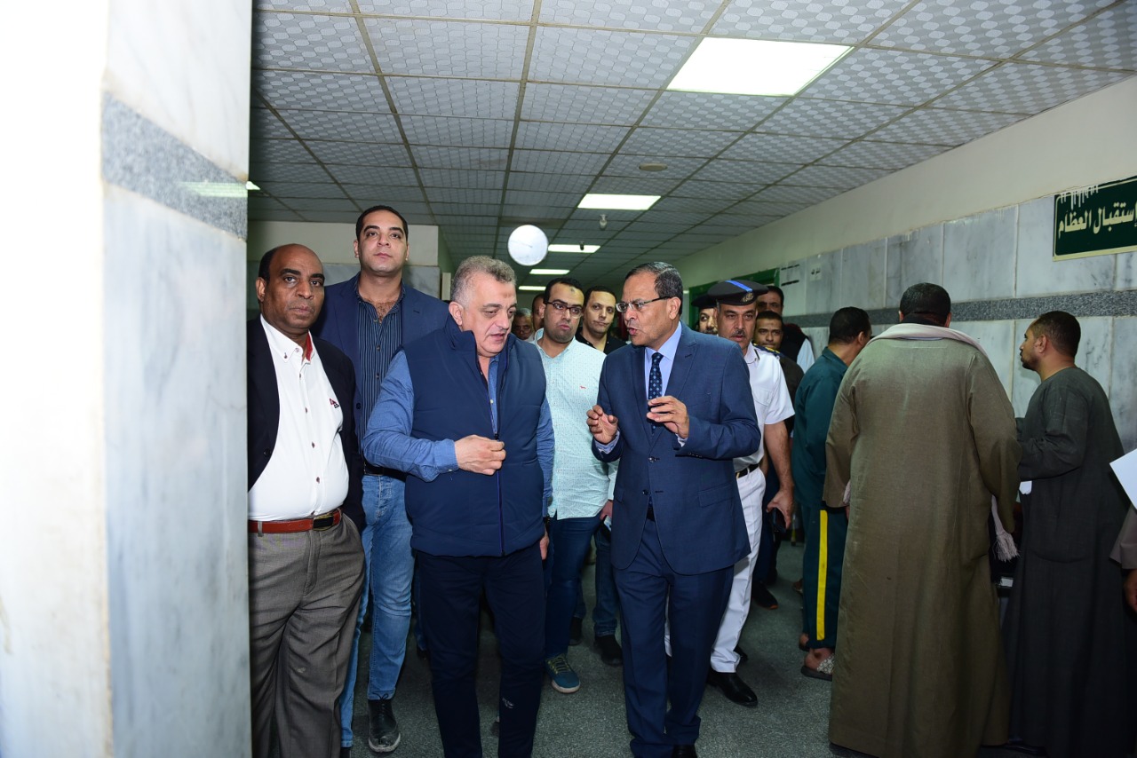 مدير أمن سوهاج مع رئيس الجامعة بالمستشفى