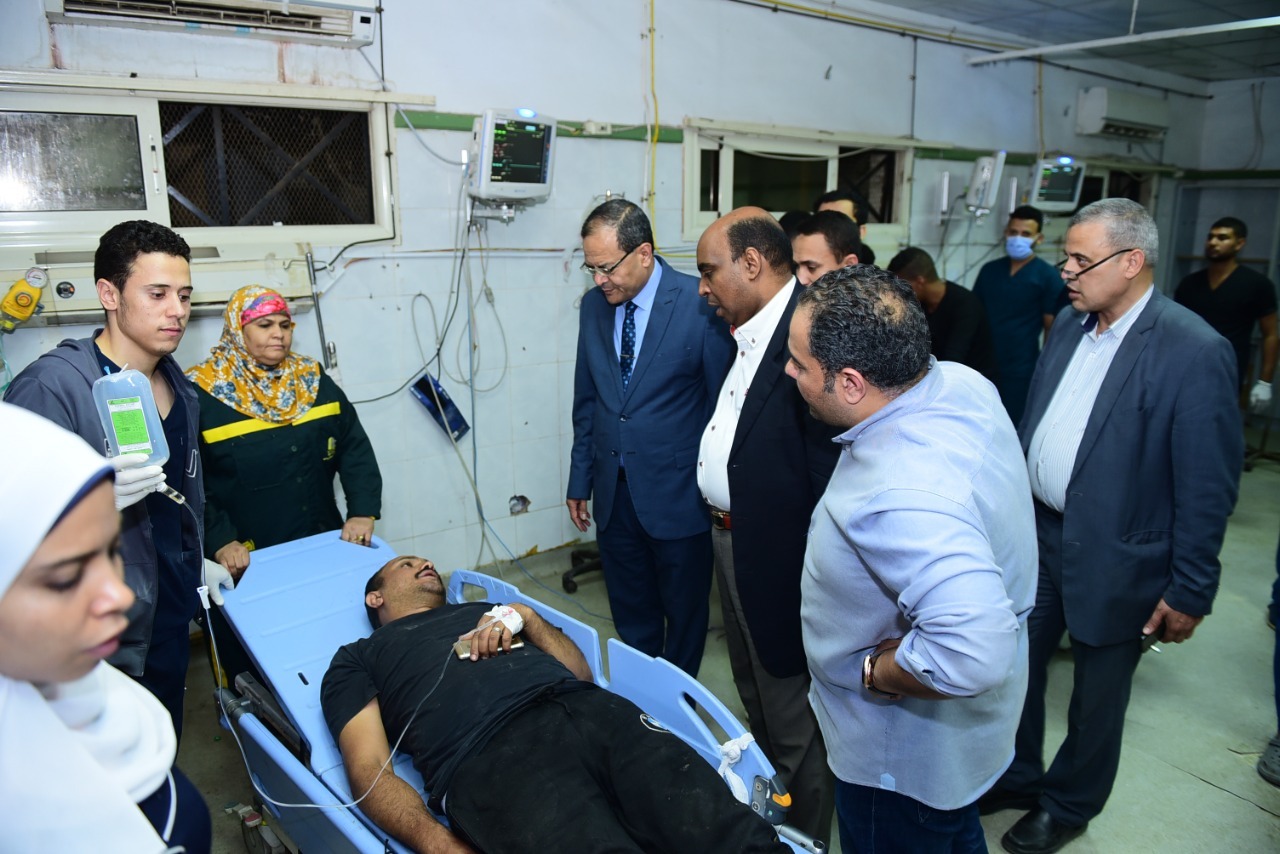 نائب محافظ سوهاج ورئيس الجامعة يتابعان حالة المصابين بحادث الصحراوى الشرقى (3)
