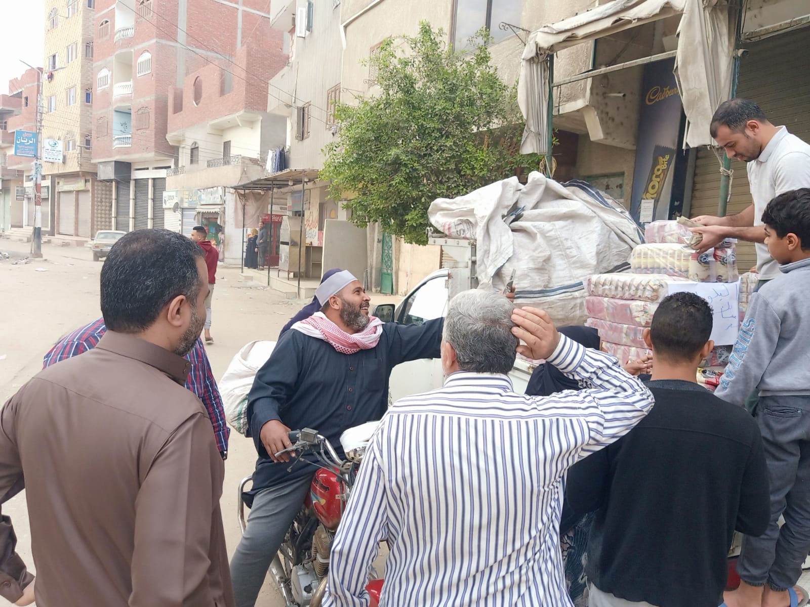 الدفع بسيارتين لبيع الأرز  (9)