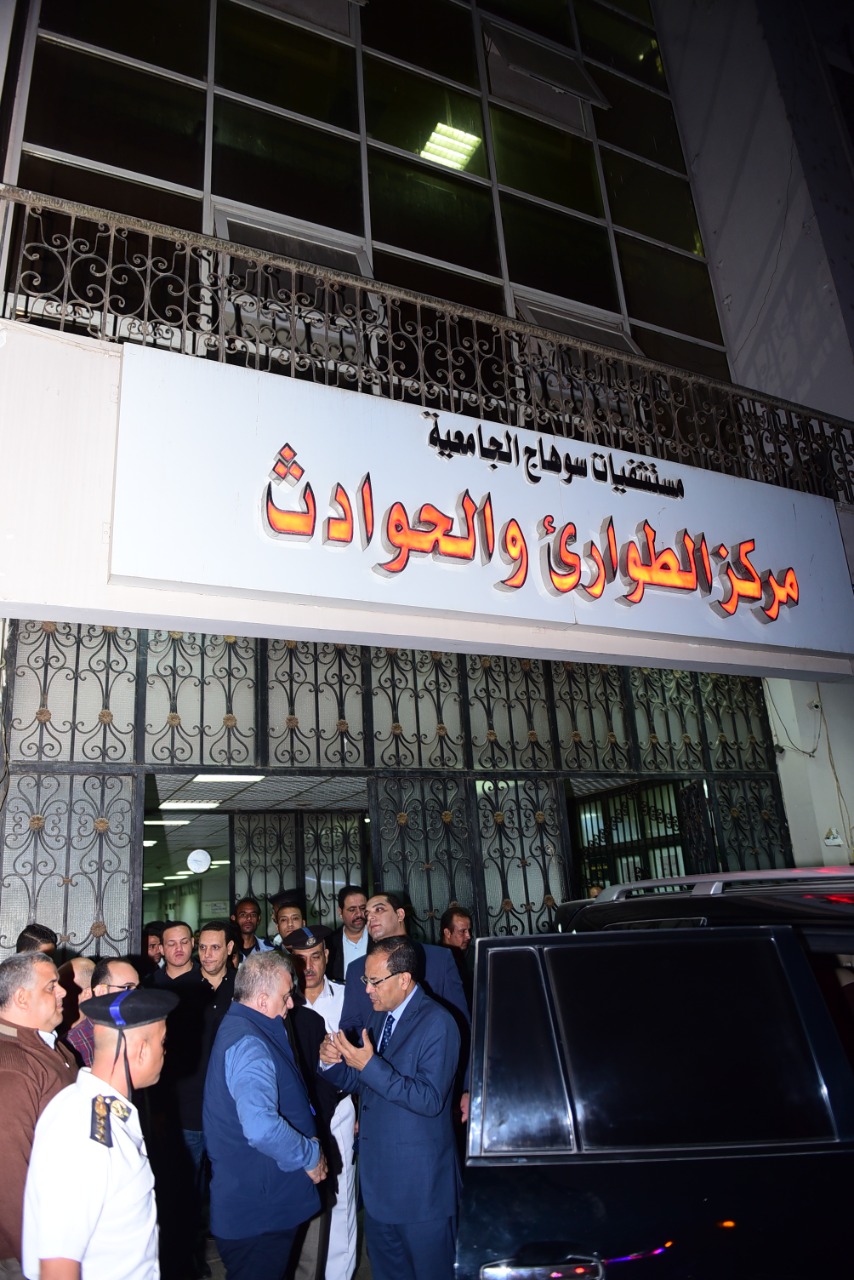 مدير أمن سوهاج يتابع حالة المصابين داخل المستشفى الجامعى