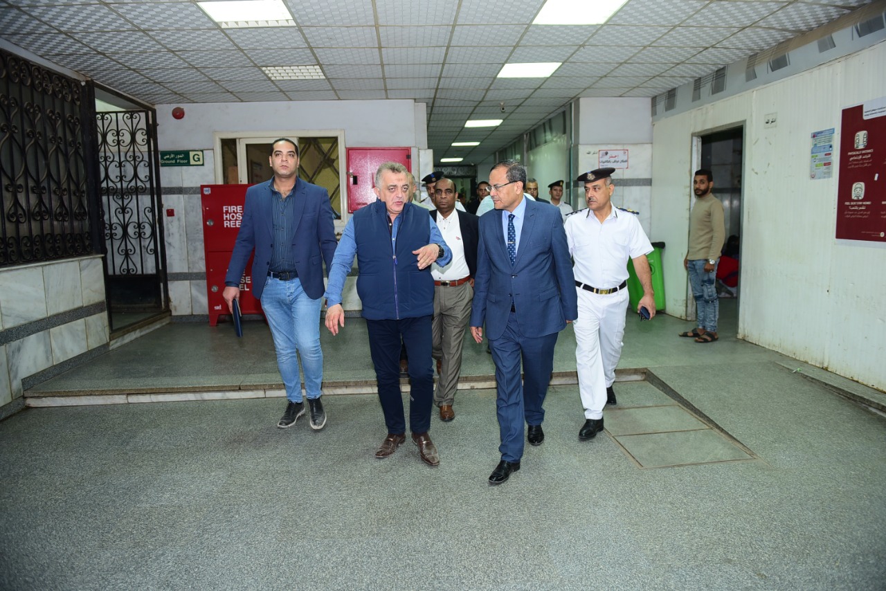 مدير أمن سوهاج داخل المستشفى الجامعى