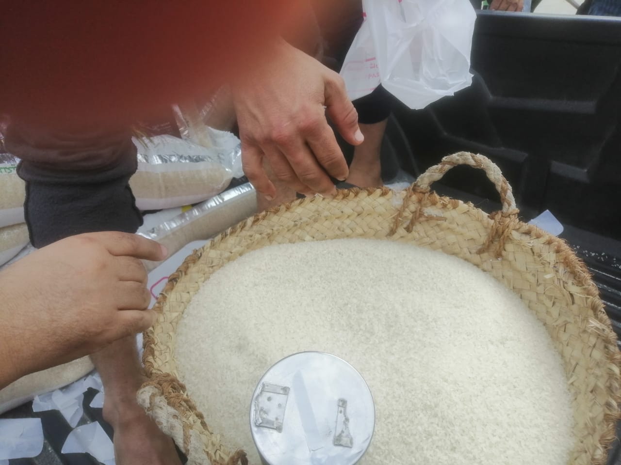 الدفع بسيارتين لبيع الأرز  (5)