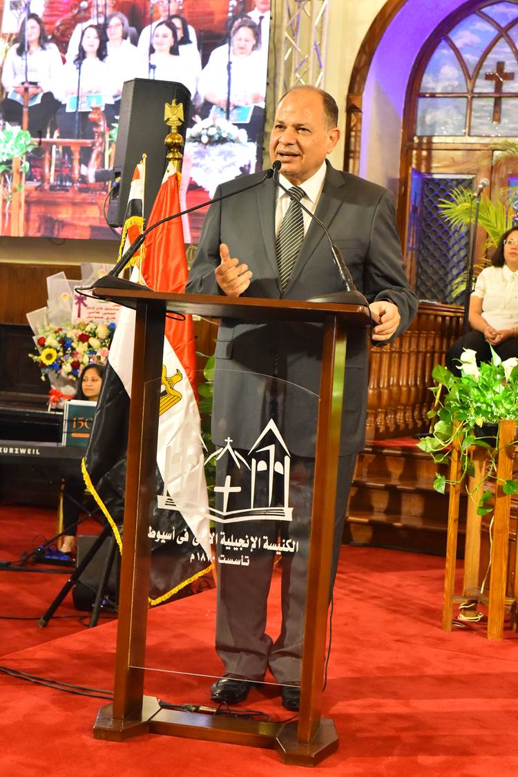 محافظ أسيوط يشهد احتفال كنيسة الانجيلية الأولى بمرور 150 عاما  (25)
