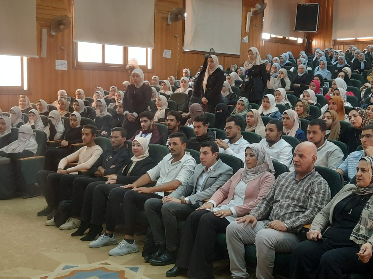 الحضور بالندوة