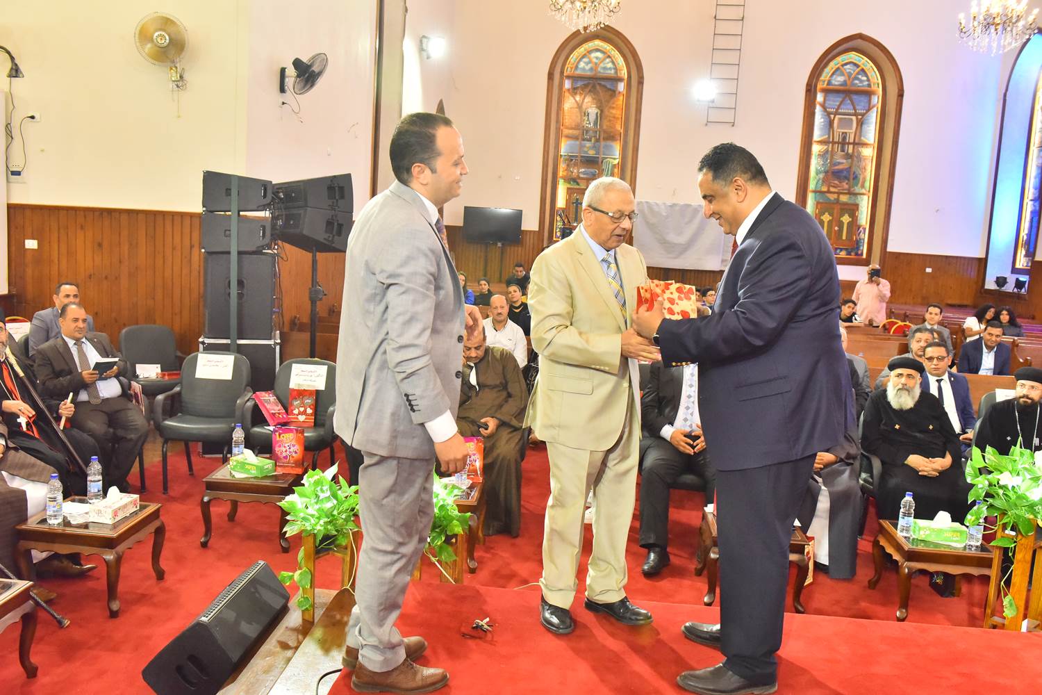 محافظ أسيوط يشهد احتفال كنيسة الانجيلية الأولى بمرور 150 عاما  (23)