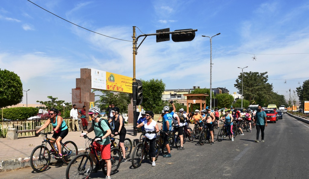 السائحون بالدراجات على كورنيش مدينة أسوان (3)