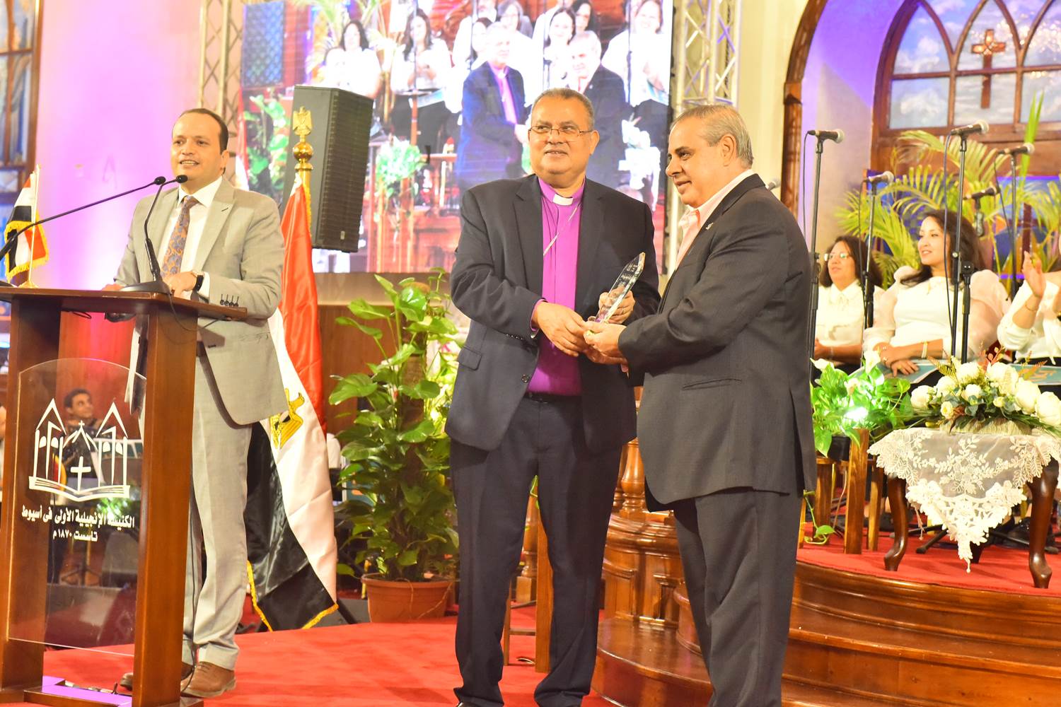 محافظ أسيوط يشهد احتفال كنيسة الانجيلية الأولى بمرور 150 عاما  (30)