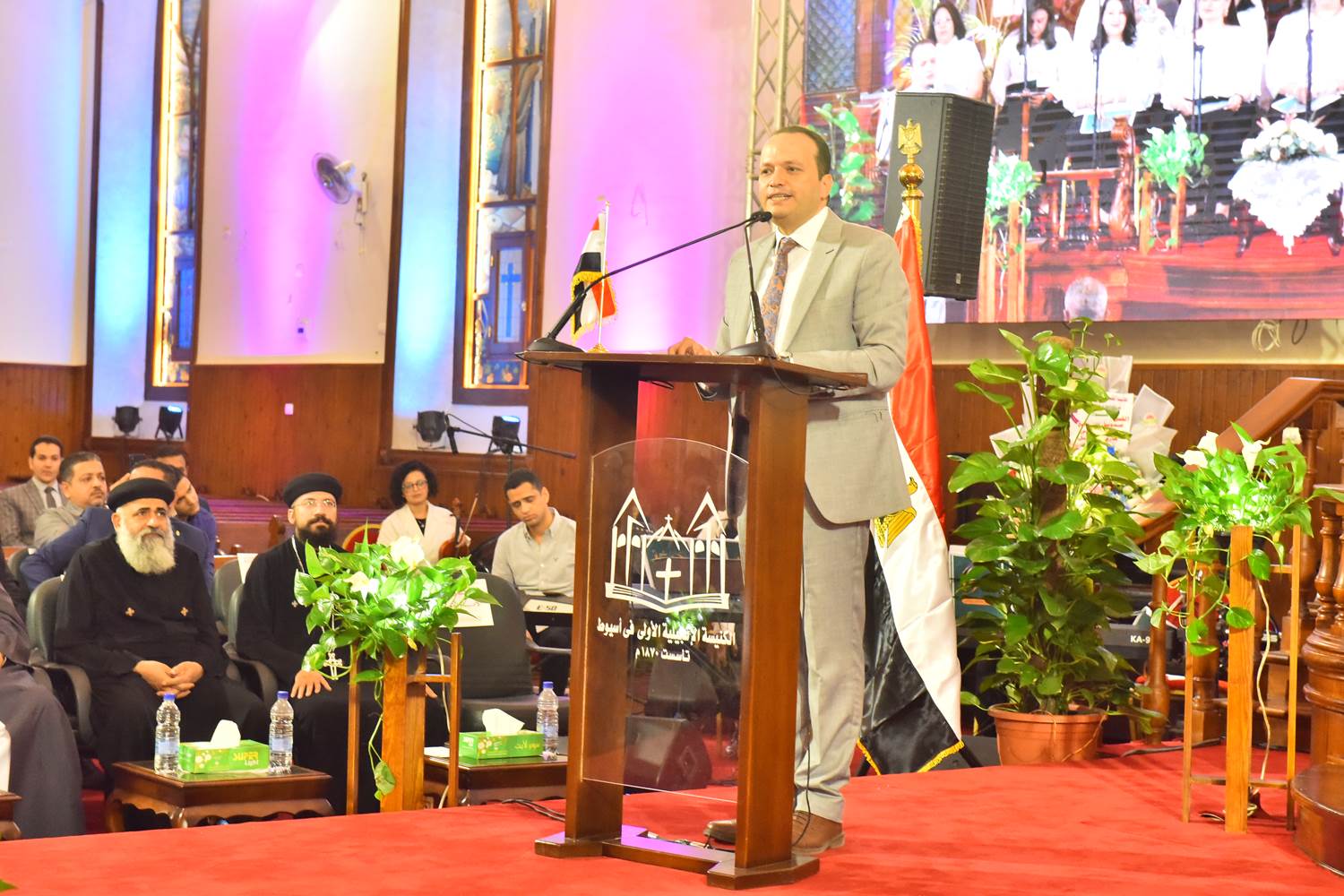 محافظ أسيوط يشهد احتفال كنيسة الانجيلية الأولى بمرور 150 عاما  (16)