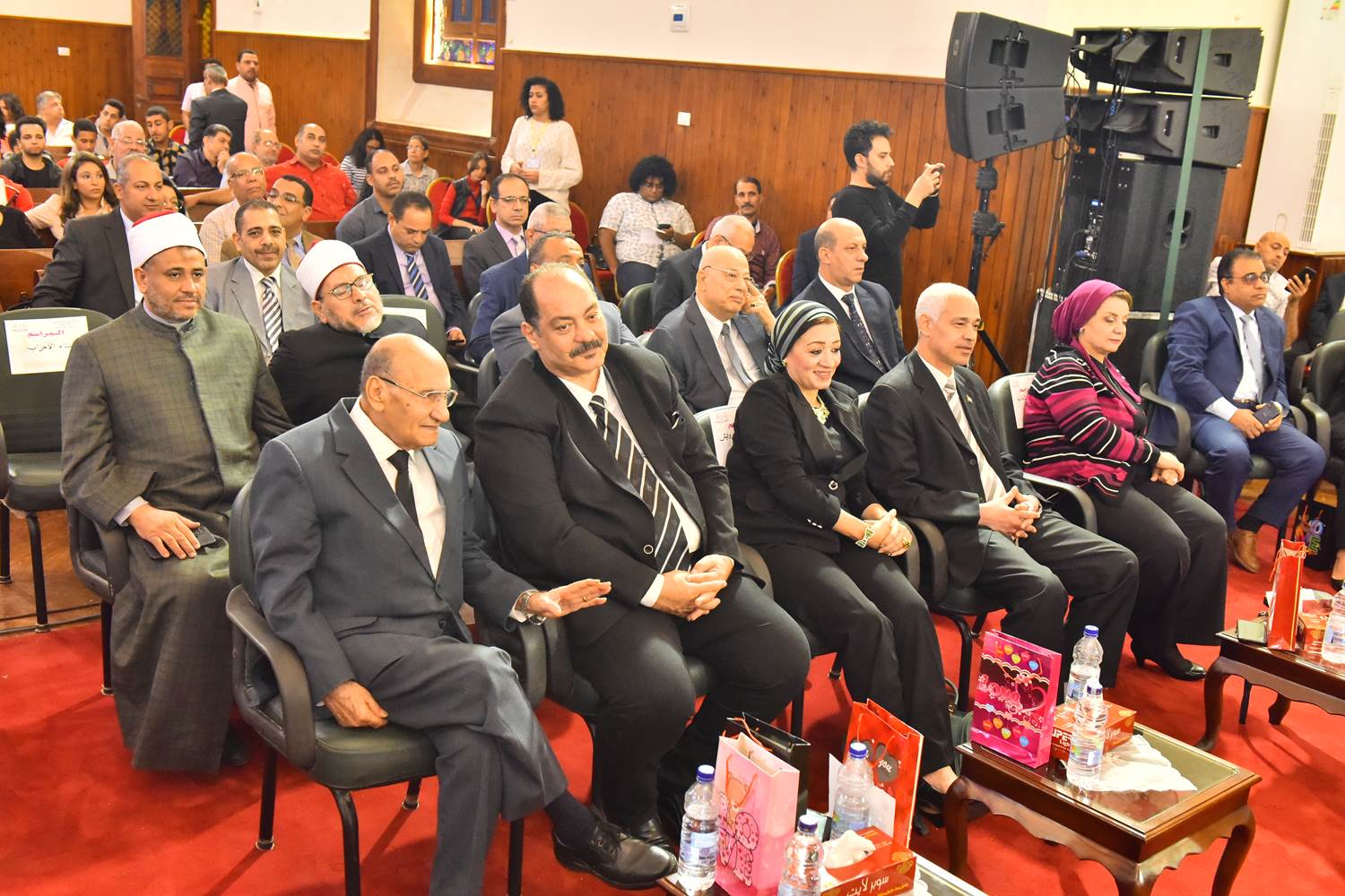 محافظ أسيوط يشهد احتفال كنيسة الانجيلية الأولى بمرور 150 عاما  (10)