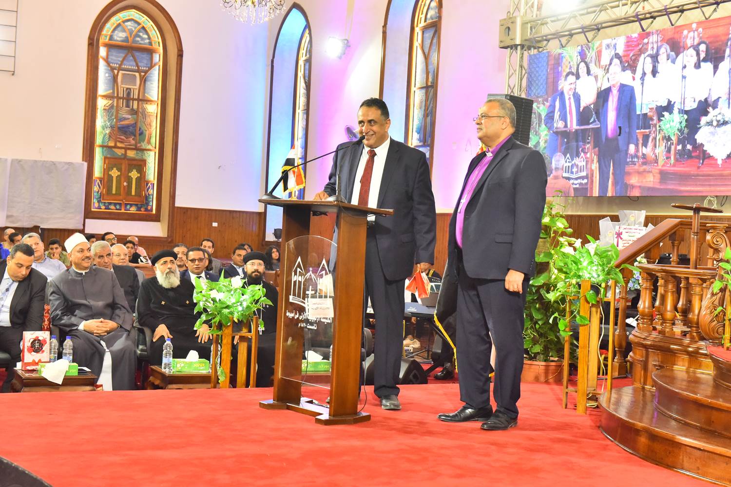 محافظ أسيوط يشهد احتفال كنيسة الانجيلية الأولى بمرور 150 عاما  (22)