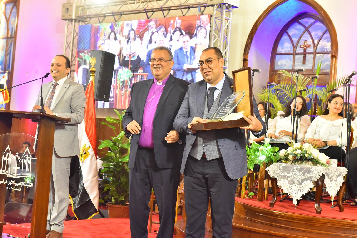 محافظ أسيوط يشهد احتفال كنيسة الانجيلية الأولى بمرور 150 عاما  (29)