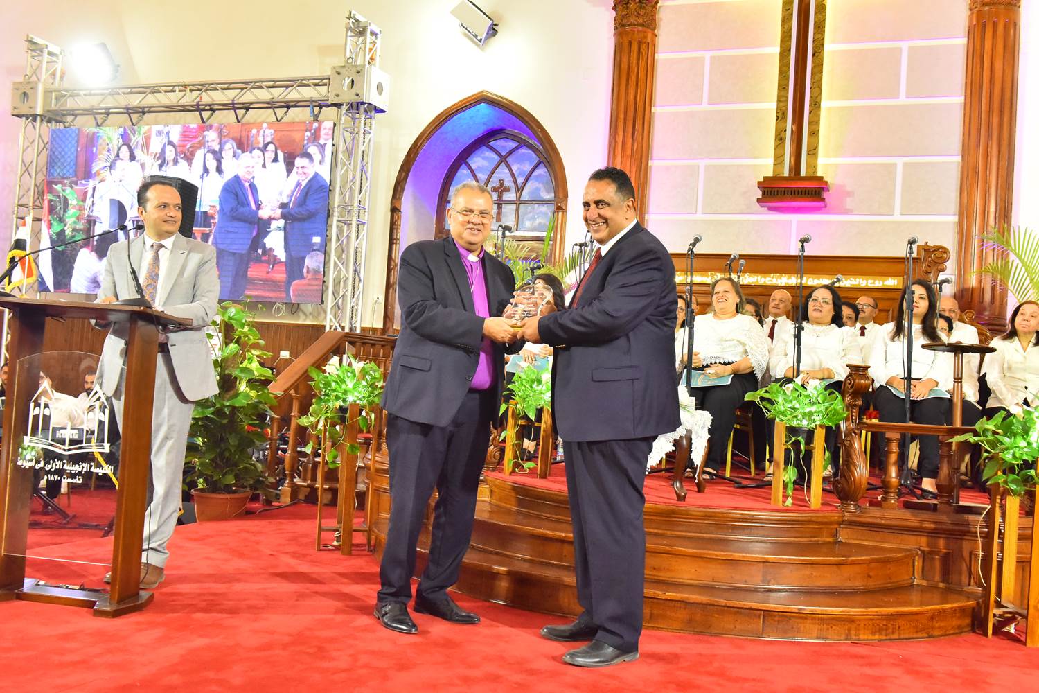 محافظ أسيوط يشهد احتفال كنيسة الانجيلية الأولى بمرور 150 عاما  (31)