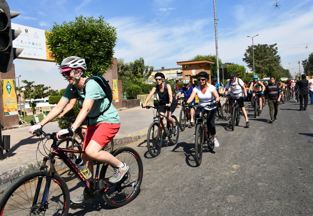 السائحون بالدراجات على كورنيش مدينة أسوان (2)