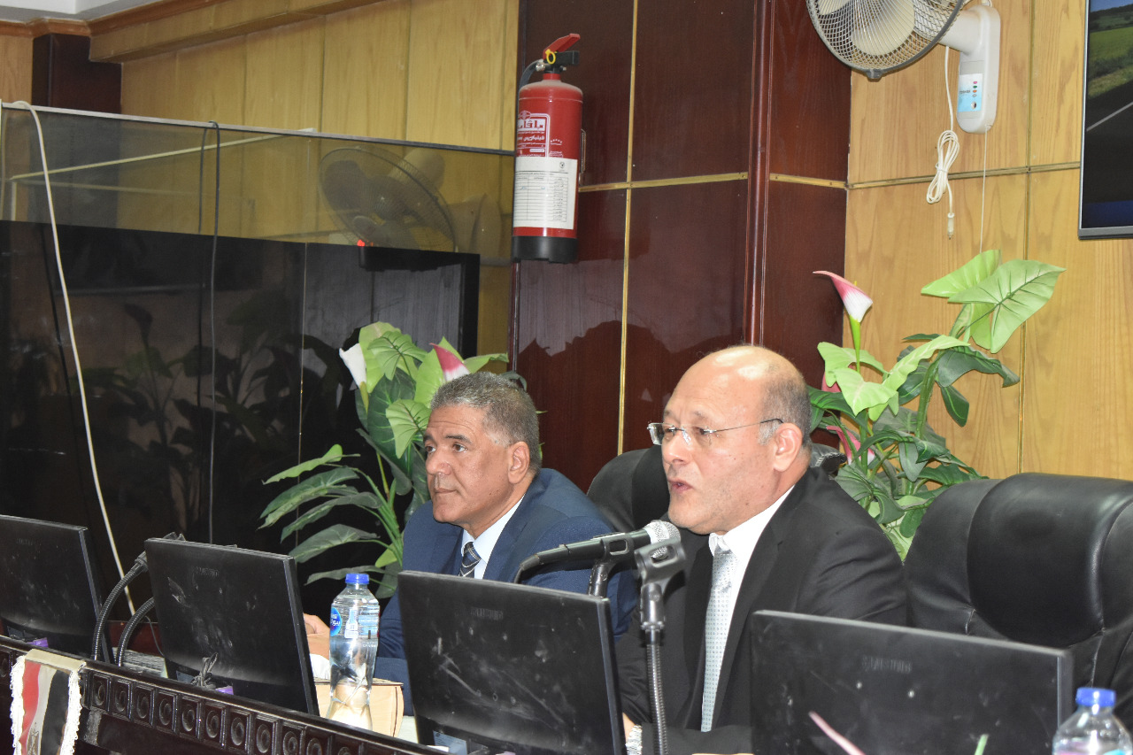 الدكتور حسان النعمانى متحدثا بالندوه