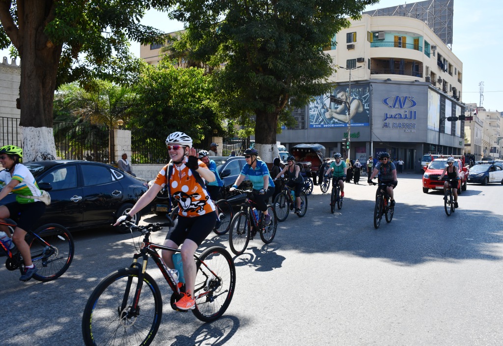السائحون بالدراجات على كورنيش مدينة أسوان (4)