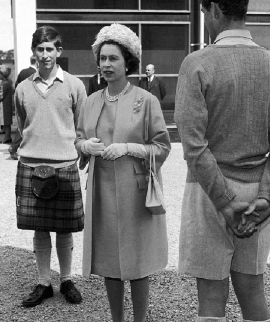 الملك تشارلز مع والدته الملكة الراحلة
