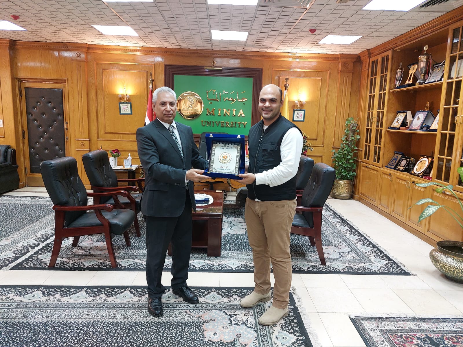 جامعة المنيا تهدى مسئولي مبادرة دكان الفرحة درع الجامعة تقديرا لجهودهم