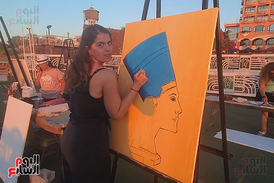 فنانة مصرية تقدم لوحة عن نفرتيتي بالملتقى