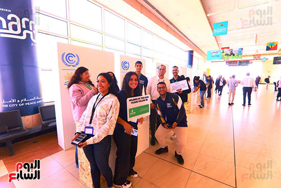 استقبال مطار شرم الشيخ للوفود الرسمية المشاركة فى قمة المناخ (24)