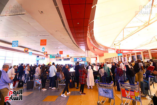 استقبال مطار شرم الشيخ للوفود الرسمية المشاركة فى قمة المناخ (25)