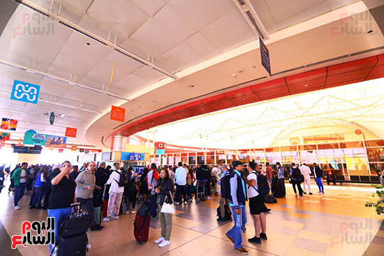 استقبال مطار شرم الشيخ للوفود الرسمية المشاركة فى قمة المناخ (22)